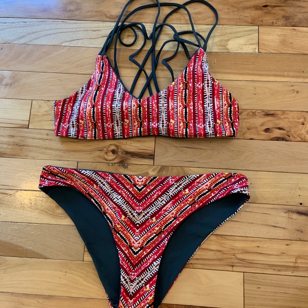 Reversible strappy bikini set